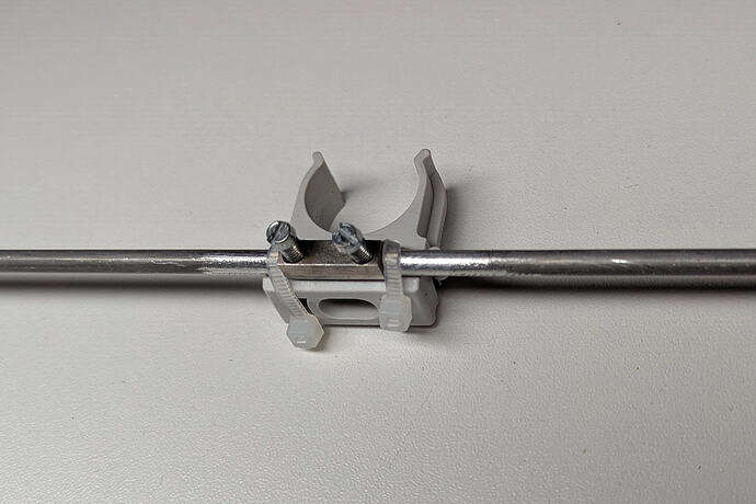 Der Reflektor ist leider etwas länger als 1m (bei Jumbo sind nur 1m Stangen erhältlich). So wurde der Reflektor aus zwei Stücken mittels dem Metallstück einer Lüsterklemme zusammengebaut (Achtung: Aluminium Oxydschicht vorher entfernen) und mit zwei Kabelbinder an der Briede befestigt.