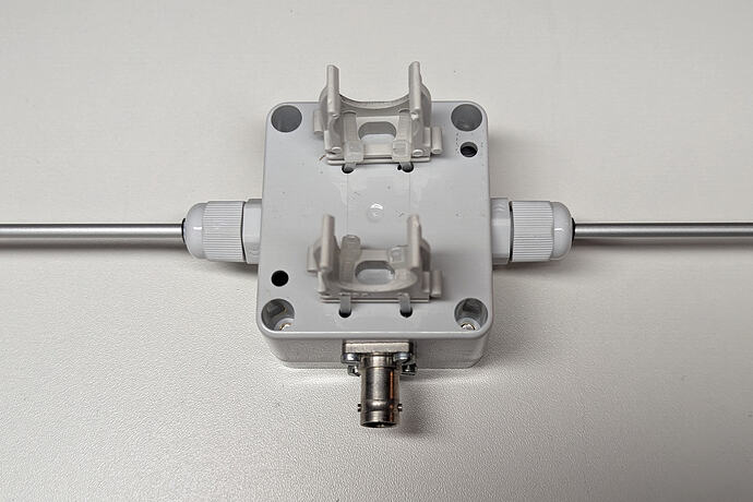 Mit je zwei Kabelbinder wurden auf der Unterseite der Box zwei Brieden befestigt. So kann der Balun mit Strahler relativ einfach auf dem Boom angeklippst werden.