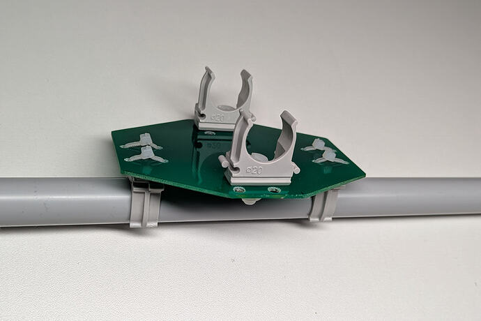 Das Kreuzstück (Verbindungsstück von Mast und Boom) habe ich mit einer FR4 Epoxy Platte realisiert. Auf beiden Seiten wurden Brieden befestigt. Die Brieden für den Mast musste ich mit M6 Nylonschrauben montieren (die Kabelbinder waren zu wenig stabil). Der Boom besteht aus zwei 1m langen Installationsrohren (20mm Durchmesser).